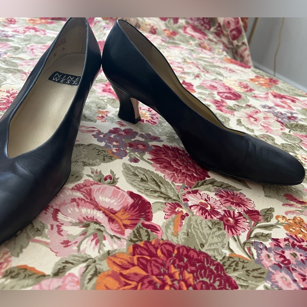 Vintage 90s Y2K Nine West Black Leather Mid Heel Pumps